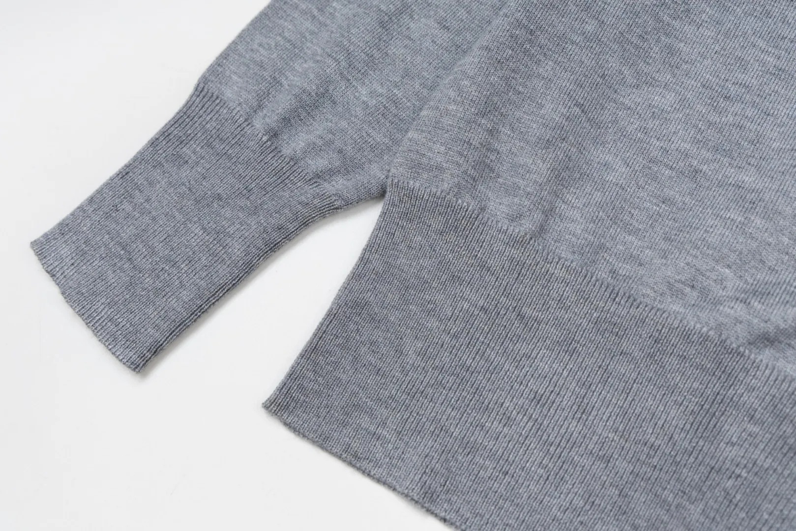 VIVI198# vivienne west wood 25FW new Tokyo red label cardigan, classic and versatile, looks taller and slimmer Size: 1 size (85-110 catties) 2 size (110-130 catties) 3 size (130-150 catties) Color: Gray Apricot Black